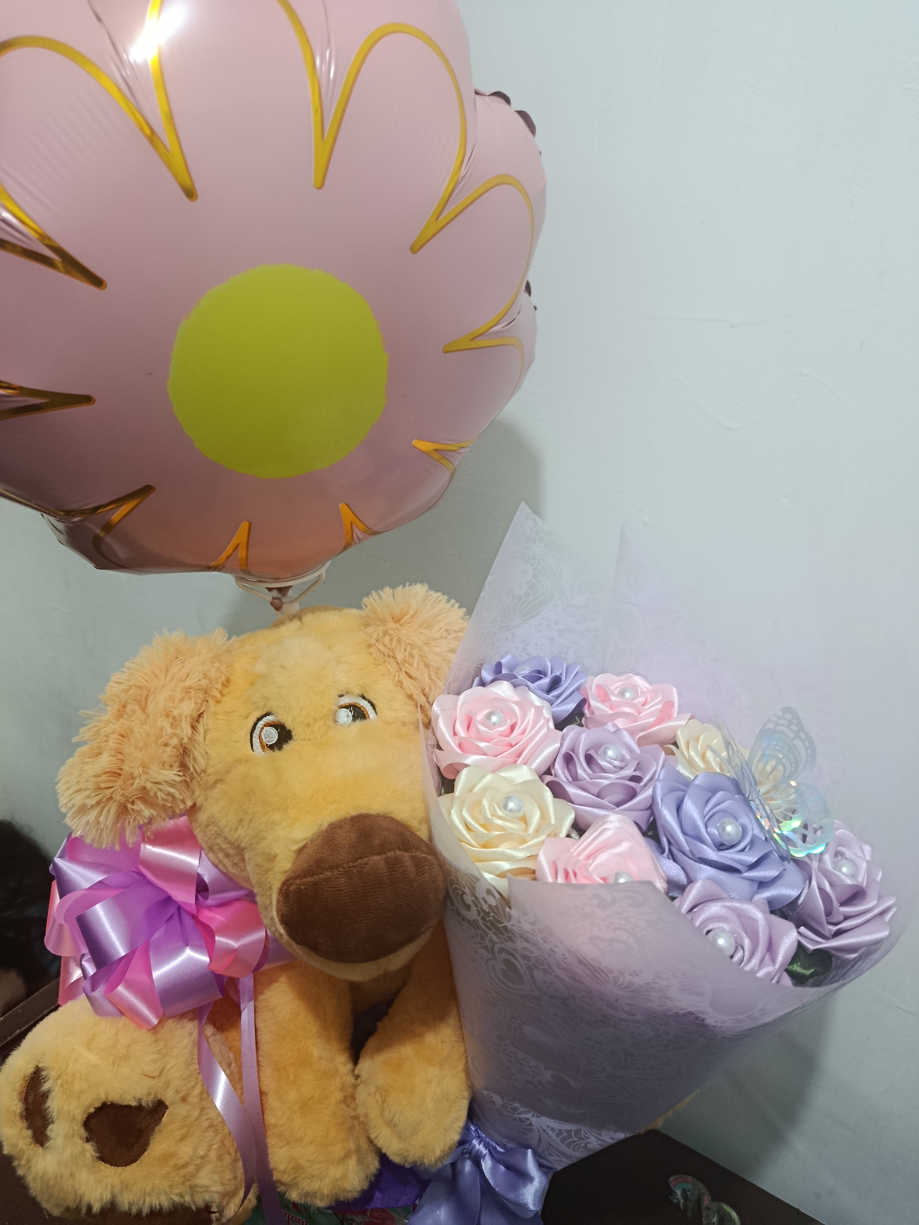 RAMO 18 ROSAS MAS PERRO Y GLOBO