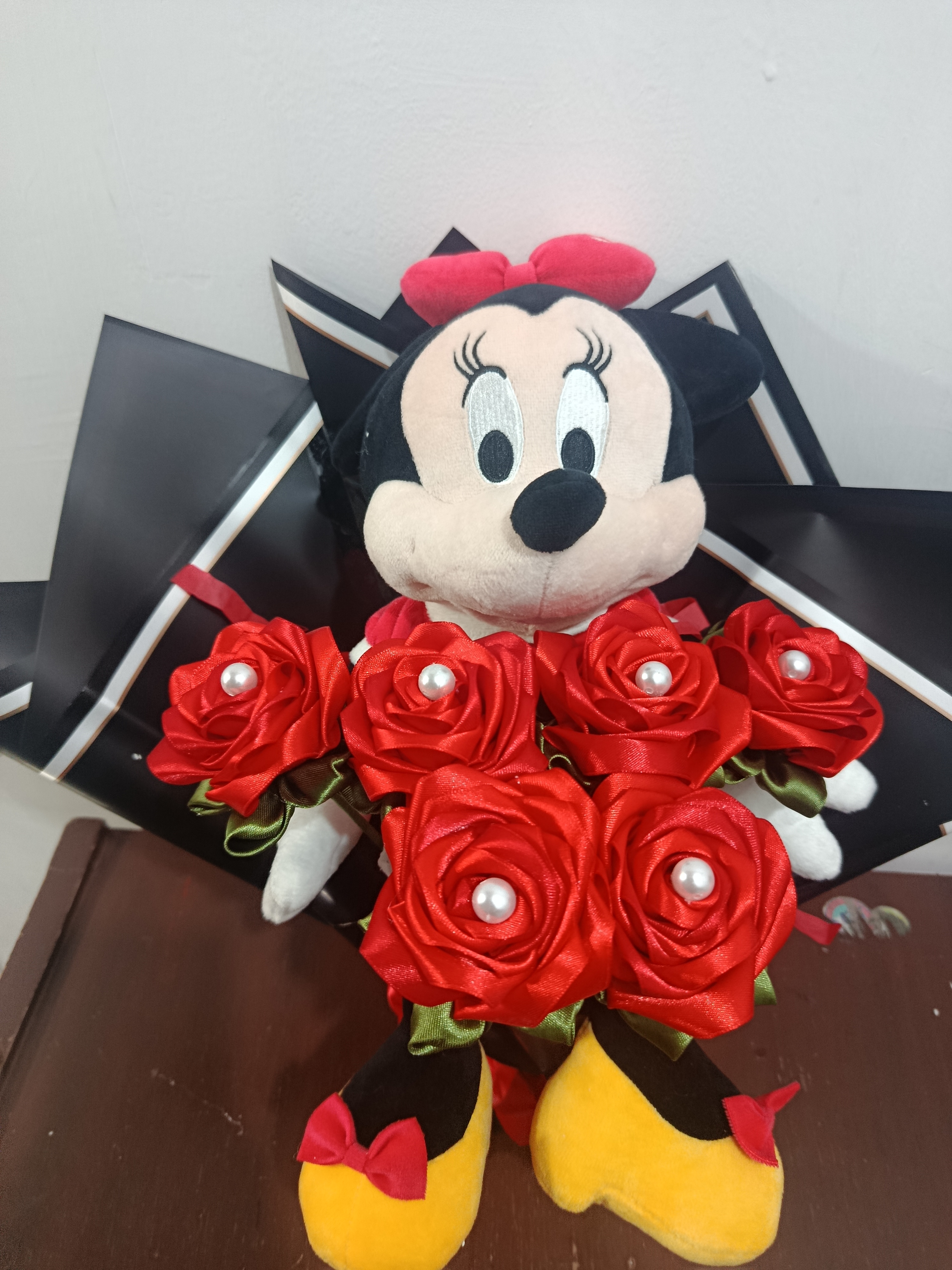 RAMO 6 ROSAS CON MINNIE